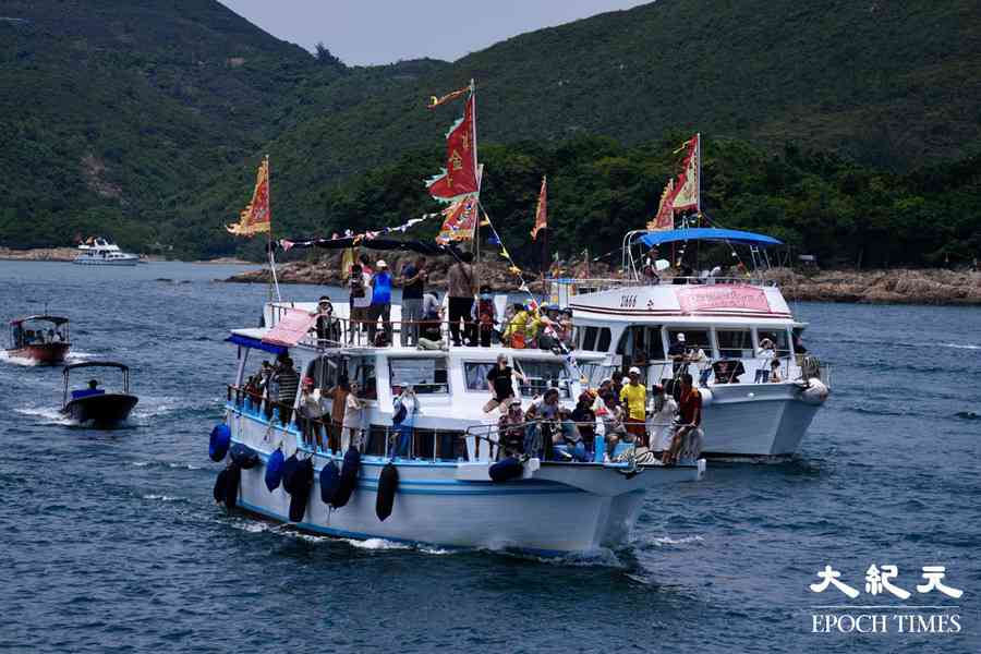 天后誕西貢糧船灣逾50漁船海上出巡 逾千人海祭祈福