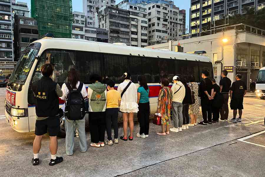 警旺角搗破非法賭檔 拘13人