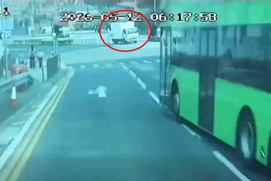 秀茂坪貨車撞九巴翻側 10人傷