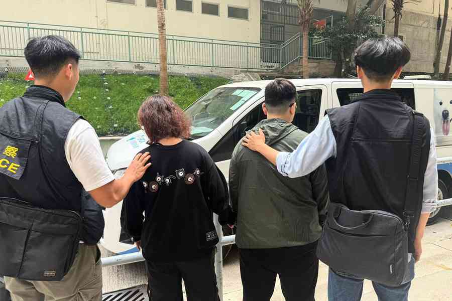 金毛幼犬患狗瘟被棄垃圾桶 警拘兩女