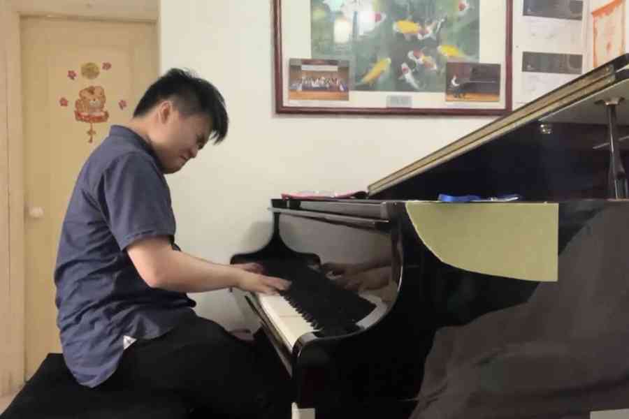 宏福苑居民以蕭邦《第二號敘事曲》敘事 為半年來居民們遭遇而哭泣