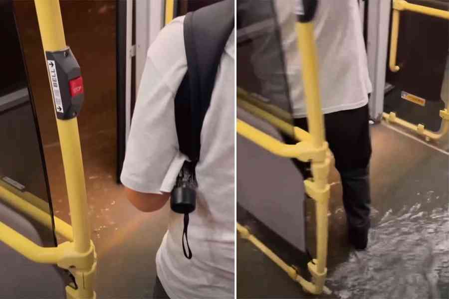 紅雨期間巴士被困路中 雨水浸入車廂