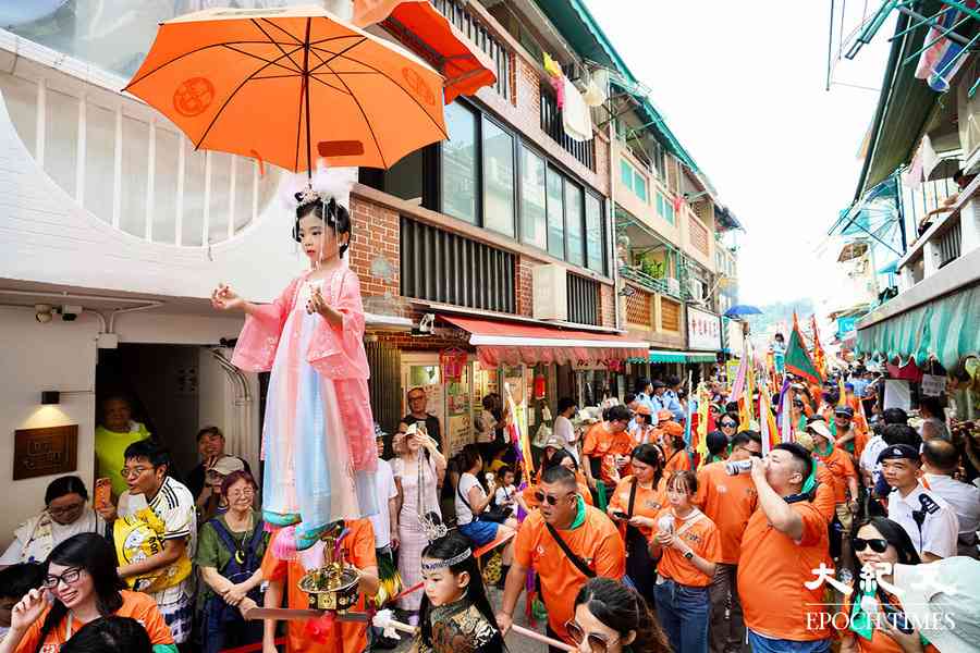 【圖輯】長洲太平清醮萬人登島 飄色巡遊演繹大維修圍標