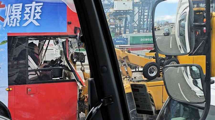 青葵公路九巴撞工程車 逾20人受傷 車長涉危駕被捕（更新）