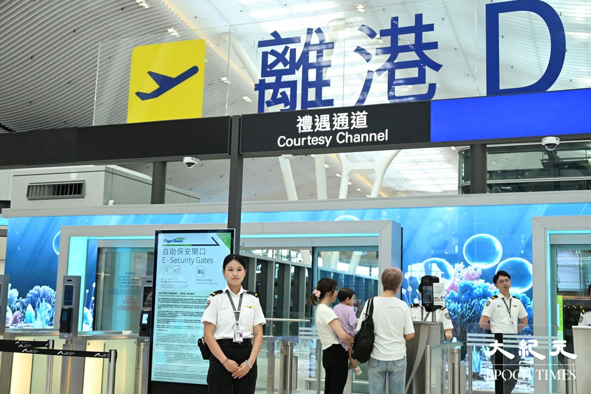 根據機管局資料,T2離港大堂設有8條登記通道。(吳銳略/大紀元)