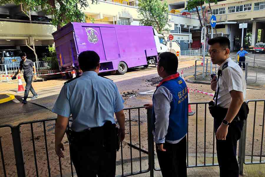 葵盛圍爆水管 路陷貨車受困 葵盛西邨及月海灣等食水暫停供應