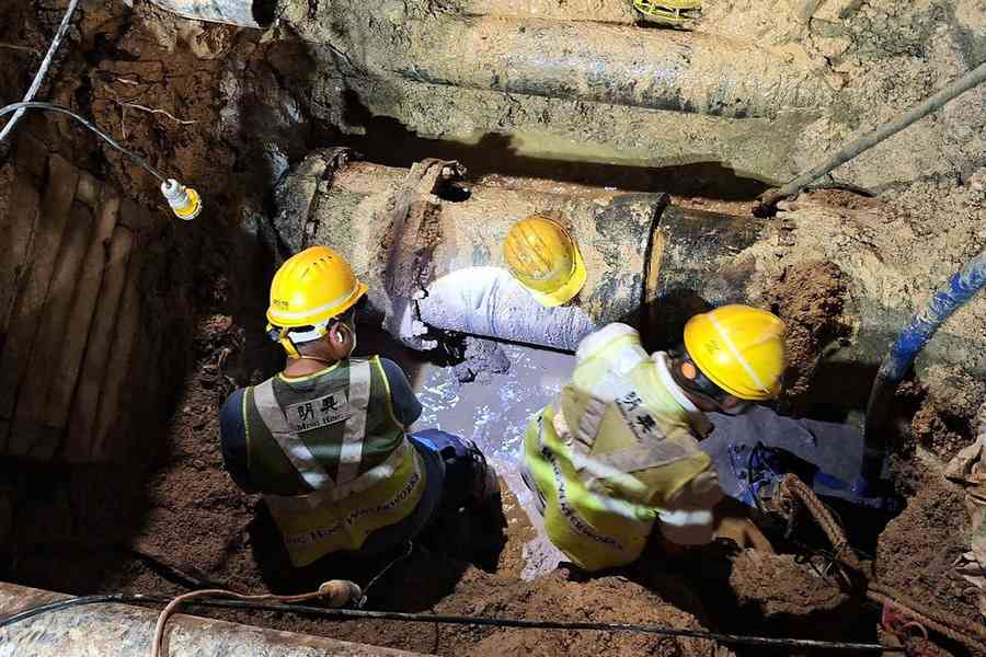 湖景路建築地盤與葵盛圍受損水管完成維修 路面交通預計明早恢復