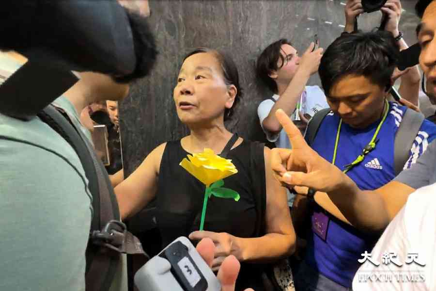 六四37周年｜陳寶瑩持黃花現身維園外被帶走