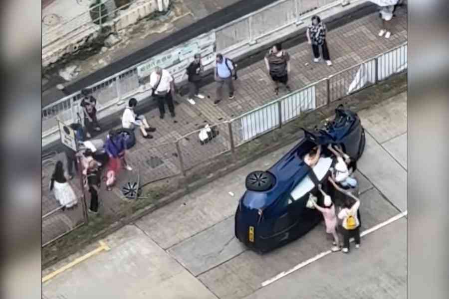 Tesla大埔撞欄翻側 司機、女途人受傷送院