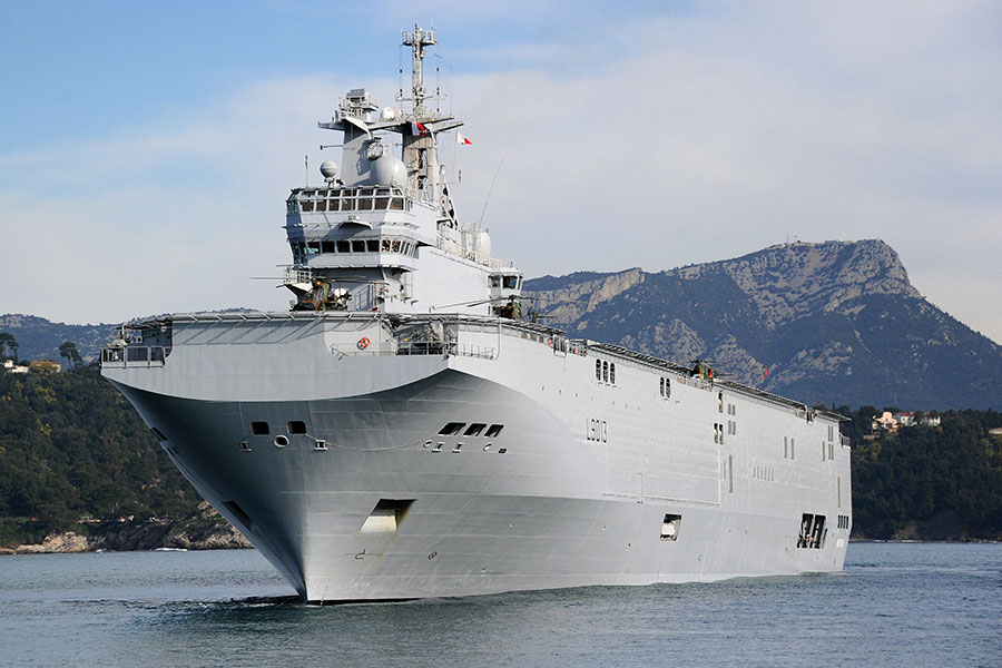 法國西北風號兩棲艦艇於2017年4月29日駛入日本九州的海軍基地，該艦將於5月5日與美英日三國在關島附近海域舉行大規模的聯合軍演，以震懾北韓聯是來的導彈挑釁。（GERARD JULIEN/AFP/Getty Images）