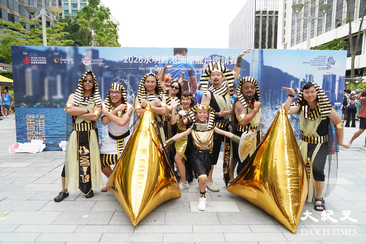 港鐵公司代表隊隊員身穿金碧輝煌的古埃及法老王服飾，並手持金字塔氣球參賽。（林卓軒／大紀元）