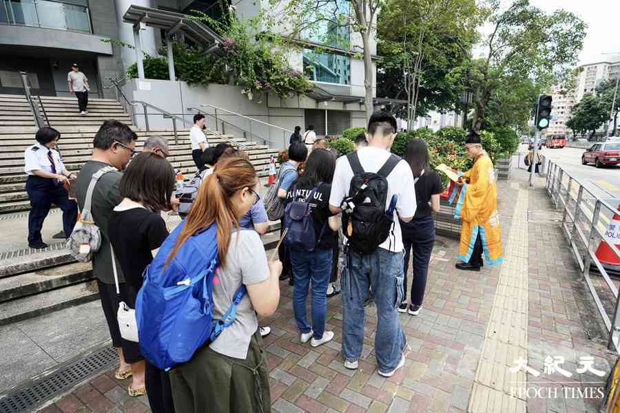 九龍城小巴致命車禍 家屬路祭 市民擺花悼念