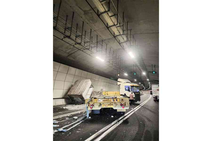 中九龍繞道 運載預製組件車輛 撞壆無人傷