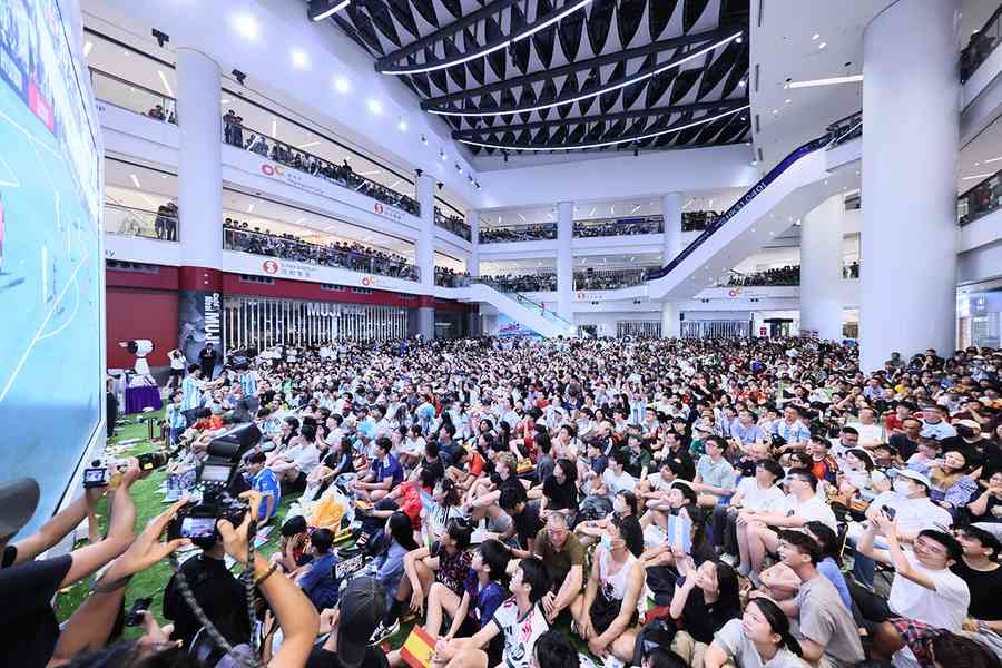 世界盃決賽 球迷商場齊聚通宵觀戰 黃家和料本港餐飲業增約五億元收入