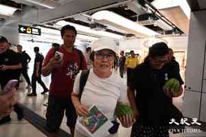 元朗721|李盈姿與雷玉蓮現身港鐵站 遭大批警員截查