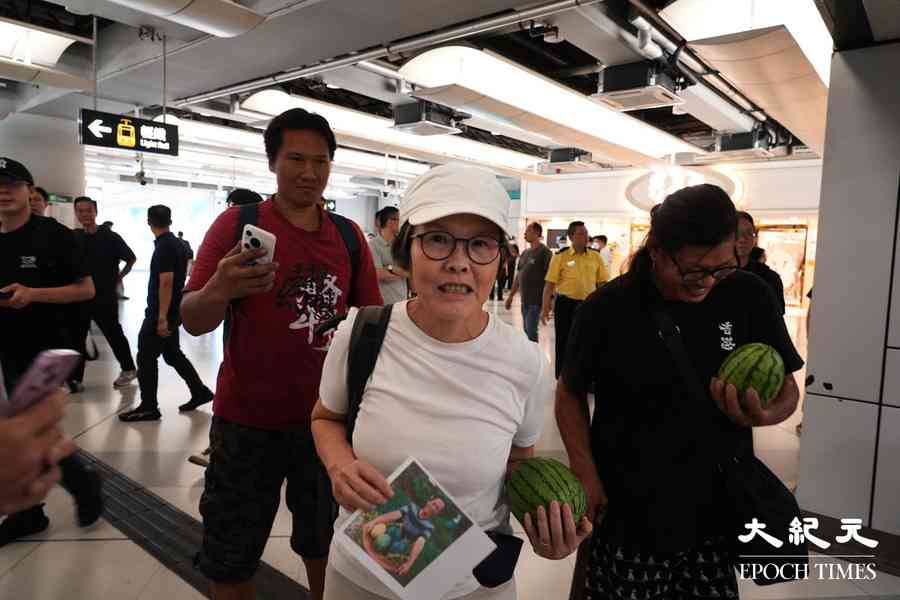 元朗721｜李盈姿與雷玉蓮現身港鐵站 遭大批警員截查