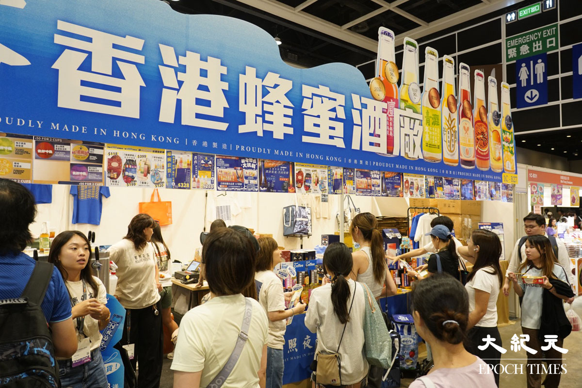 香港本地蜂蜜酒廠「日照夜霧」發售多款新產品及杯裝蜂蜜酒。（蔡文昕／大紀元）