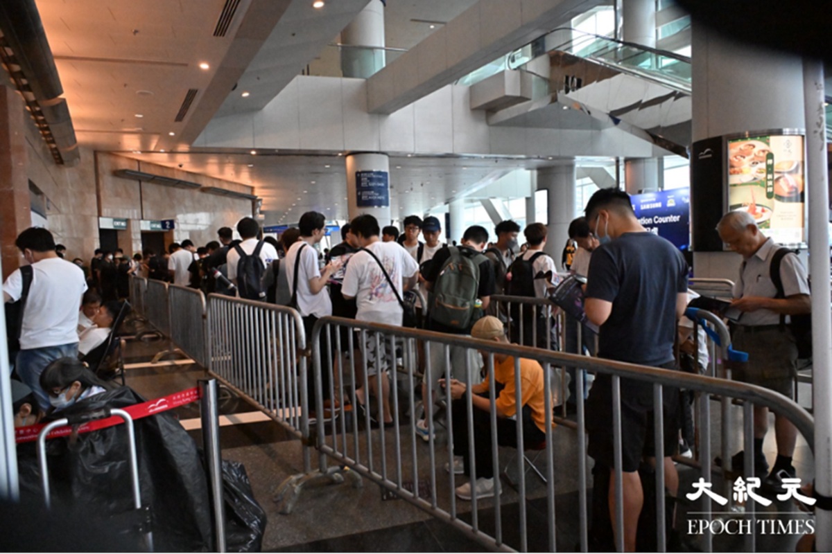不少巿民提早排隊等候入場。（吳銳略／大紀元）