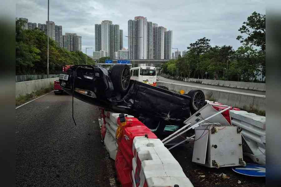 天水圍私家車撞水馬翻滾多圈 司機蹤杳