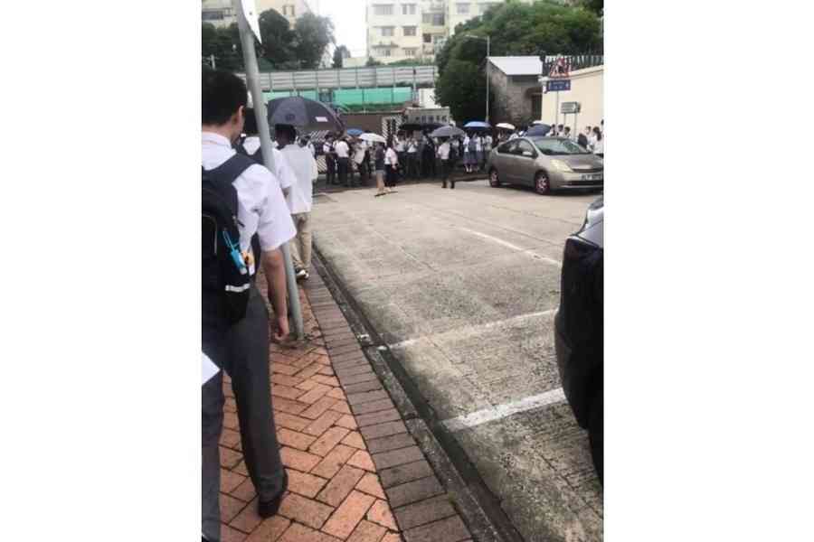 學生開學日雨中排隊等儀容檢查 九龍塘學校：已檢討流程