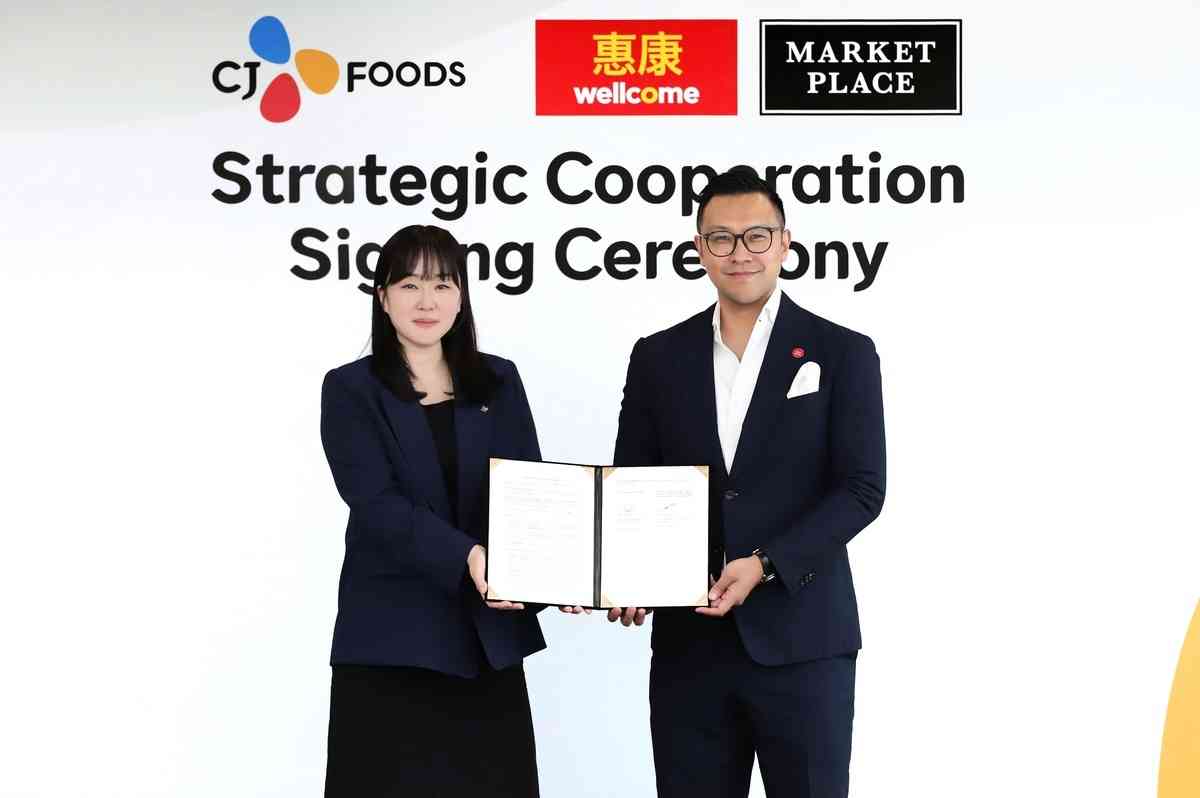 DFI零售集團零售食品（香港及澳門）常務董事陳建麟（右）與CJ Foods首席商務及策略總監Teresa Bae（左），聯同雙方團隊出席於首爾舉行的合作簽署儀式，標誌著雙方展開策略合作於惠康，及Market Place共同為香港顧客帶來更多韓國食品選擇。( Wellcome and Market Place 提供) 