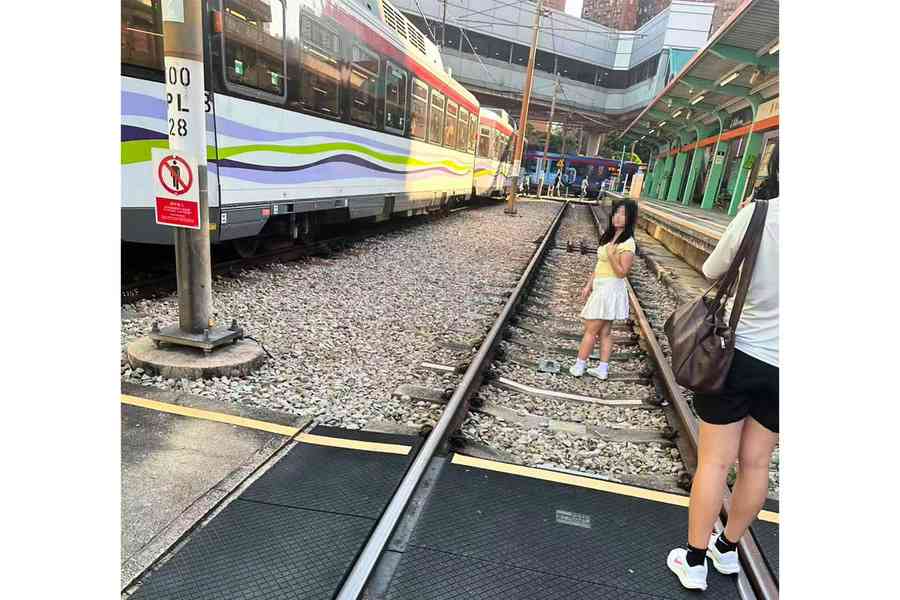 兩女子闖入輕鐵路軌「打卡」 港鐵報警