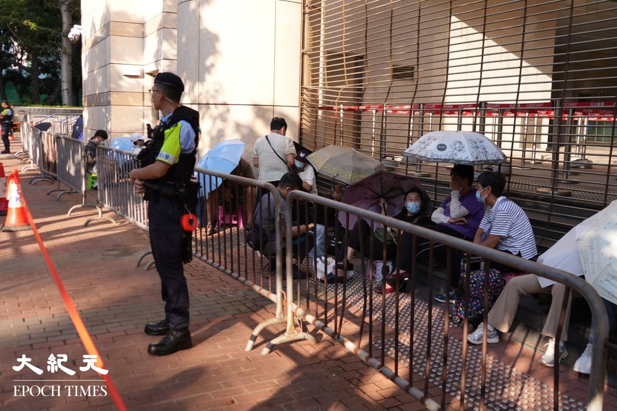 不少市民排隊等候入場旁聽。（蔡文昕／大紀元）