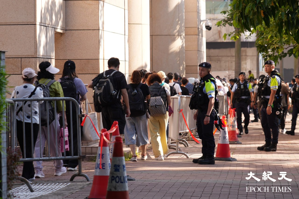 不少市民排隊等候入場旁聽。（蔡文昕／大紀元）