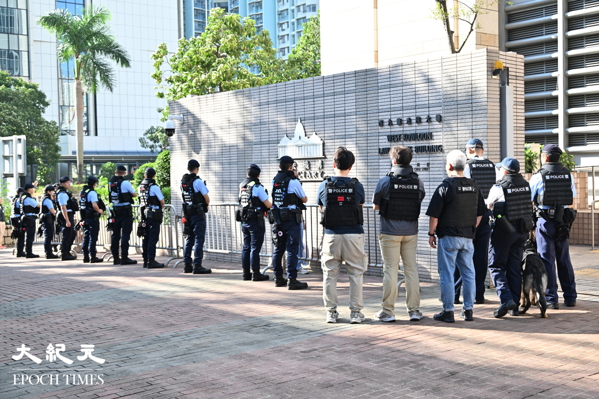 大批警員在現場戒備。（吳銳略／大紀元）