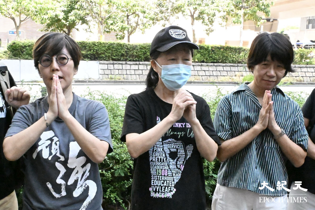 支聯會前常委劉家儀（左）、鄒幸彤母親（中）、李卓人太太鄧燕娥（右）在離庭後接受記者訪問。（吳銳略/大紀元）