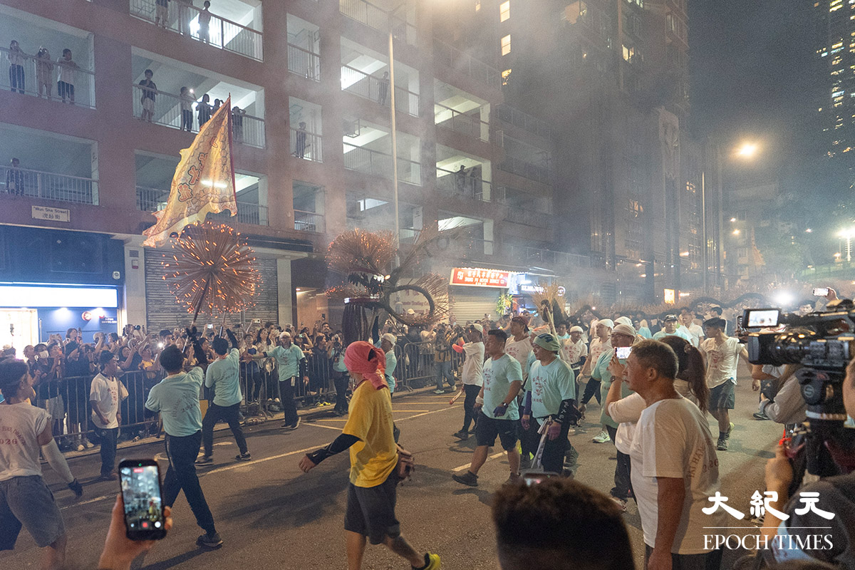 火舞由銅鑼灣大坑浣紗街舞動至銅鑼灣道，今日更延伸至維多利亞公園。（余鋼／大紀元）
