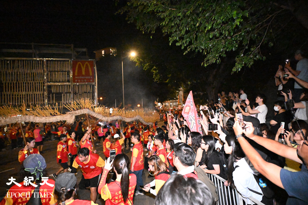 香港仔舞火龍。（吳銳略／大紀元）