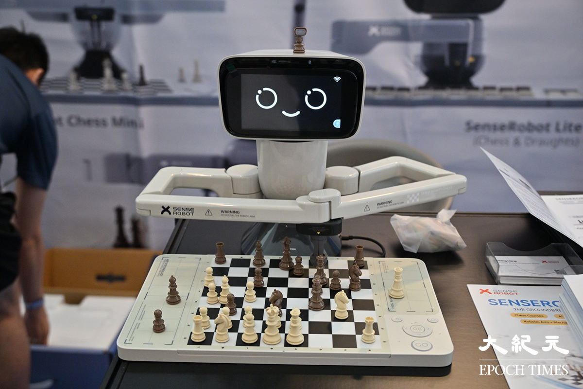 機械人下棋。（吳銳略／大紀元）