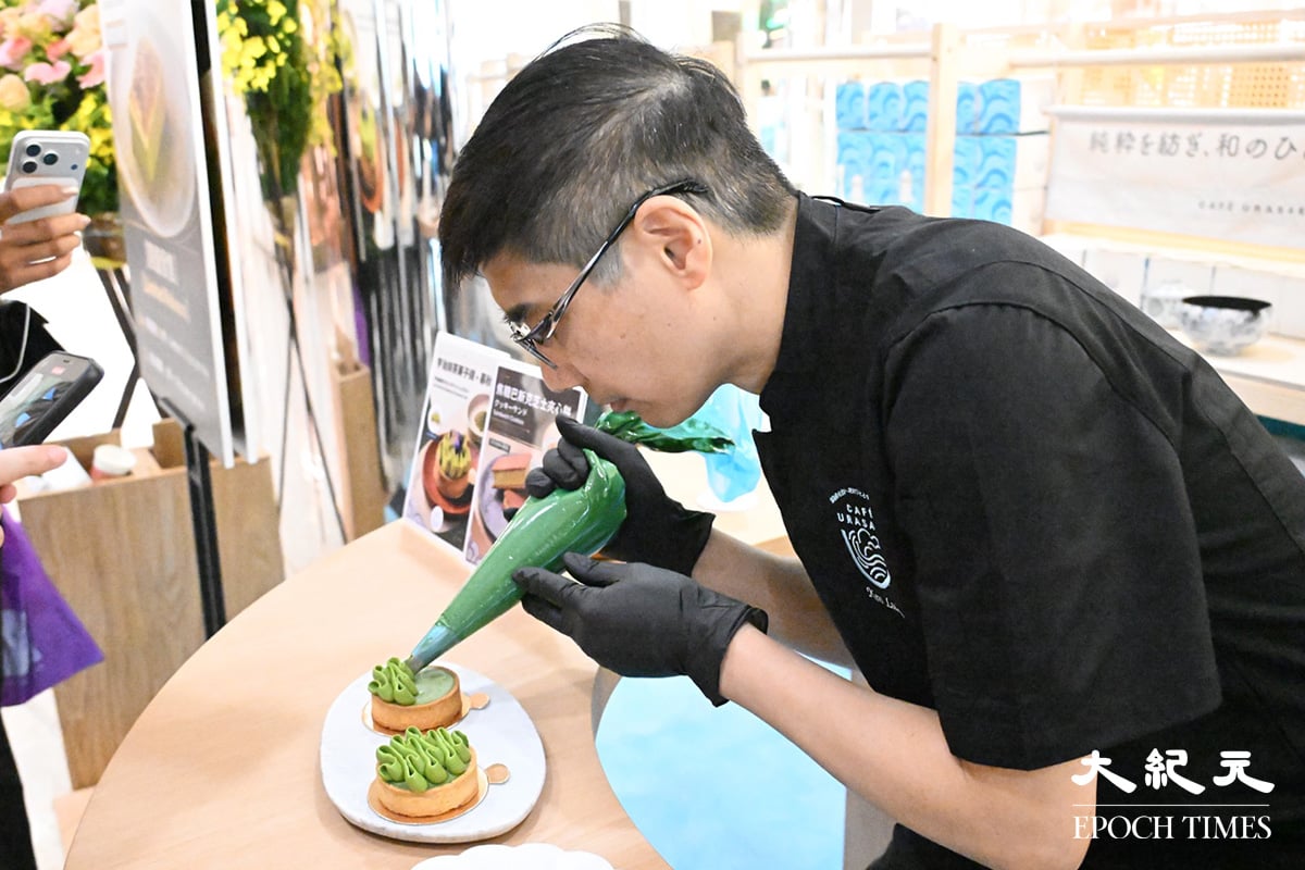 Chef Ken表示，團隊經過無數次反覆測試後，最終確立極致低溫烘焙工藝，完整保留天然茶香與鮮亮色彩。。（吳銳略／大紀元）