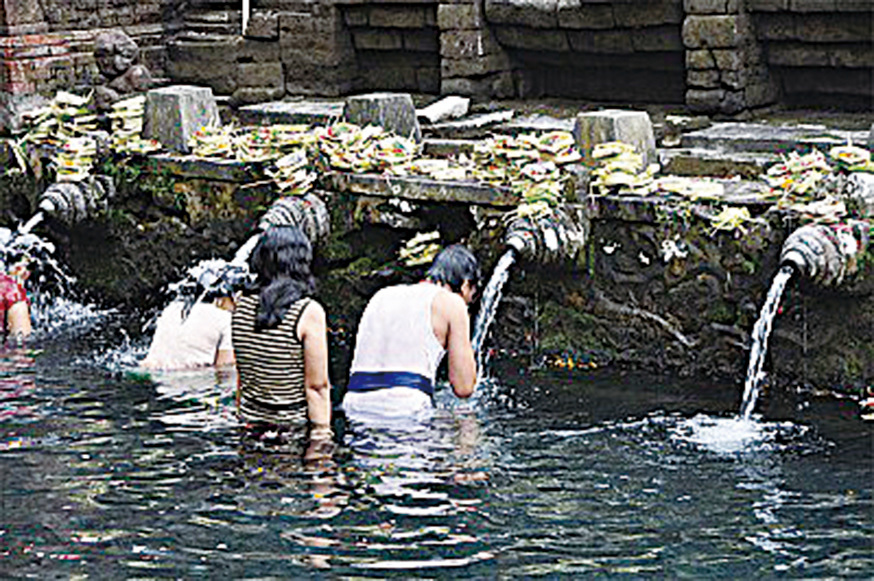 峇里島烏布市的聖泉寺中的淨化池。。（網絡圖片）