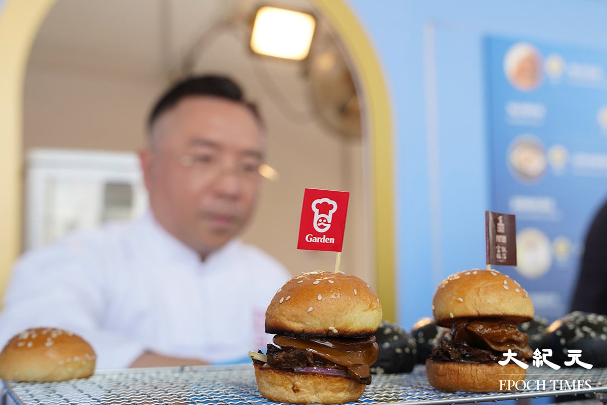 富臨飯店主理人黃隆滔與嘉頓聯乘推出鮑魚漢堡。（余鋼／大紀元）