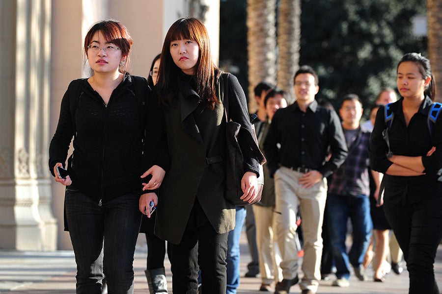 美國高校發現，中國學生雖然人在海外，卻受著中共的監視，對校園活動帶來不少困擾。（FREDERIC J. BROWN/AFP/Getty Images）