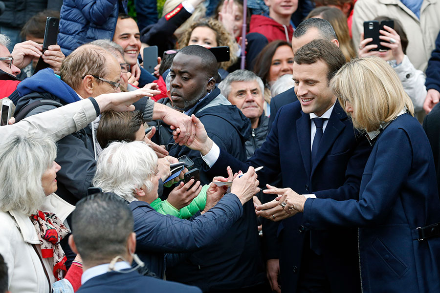 圖為5月7日第二輪投票中，馬克龍與選民會面。（Thierry Chesnot/Getty Images）