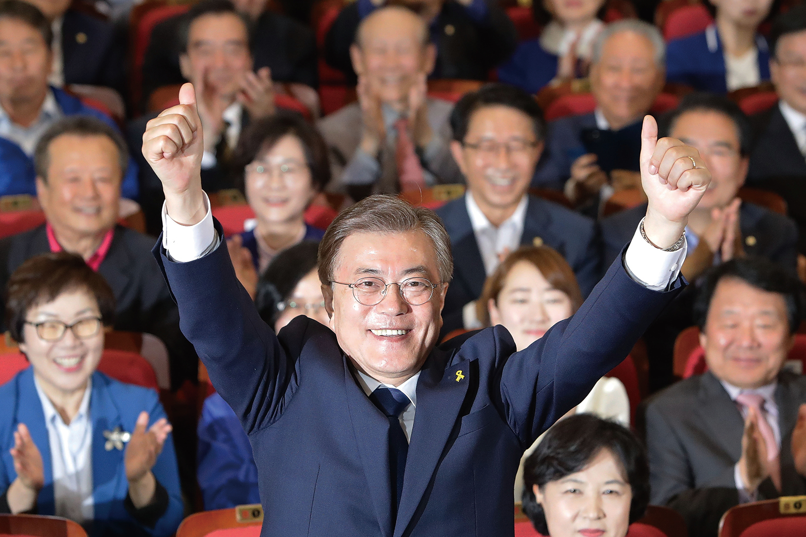 投票截止後，民調結果顯示，共同民主黨總統候選人文在寅的得票率為41.4%，以壓倒性優勢領先其他候選人，穩居第一，有望當選南韓第十九屆總統。（Getty Images）