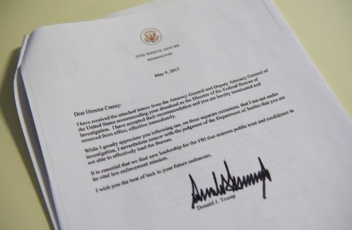 2017年5月9日美國總統特朗普解僱FBI局長科米的文件副本。（AFP PHOTO / MANDEL NGAN）