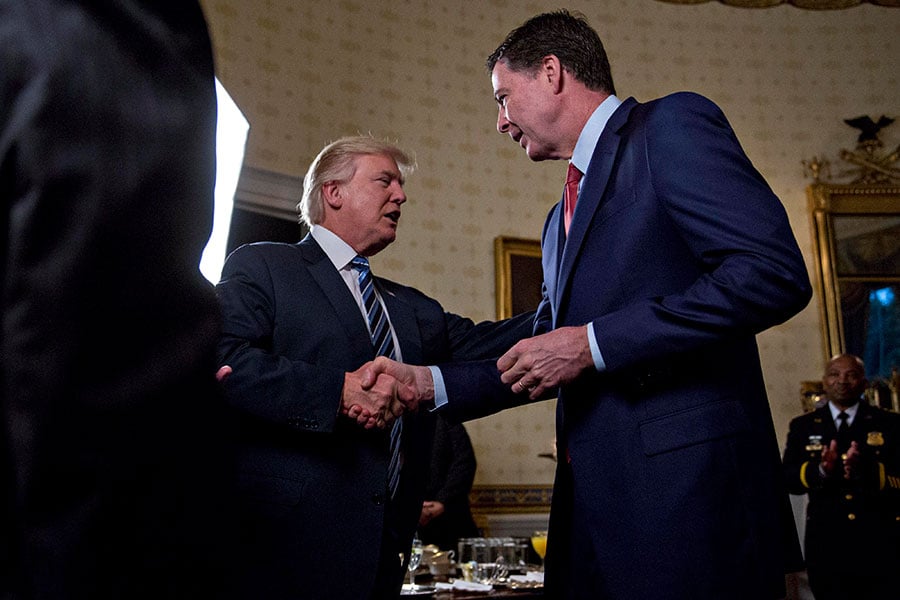 特朗普總統5月12日（周五）暗示，他握有跟前FBI局長科米之間私人談話的錄音帶。（Andrew Harrer-Pool/Getty Images）