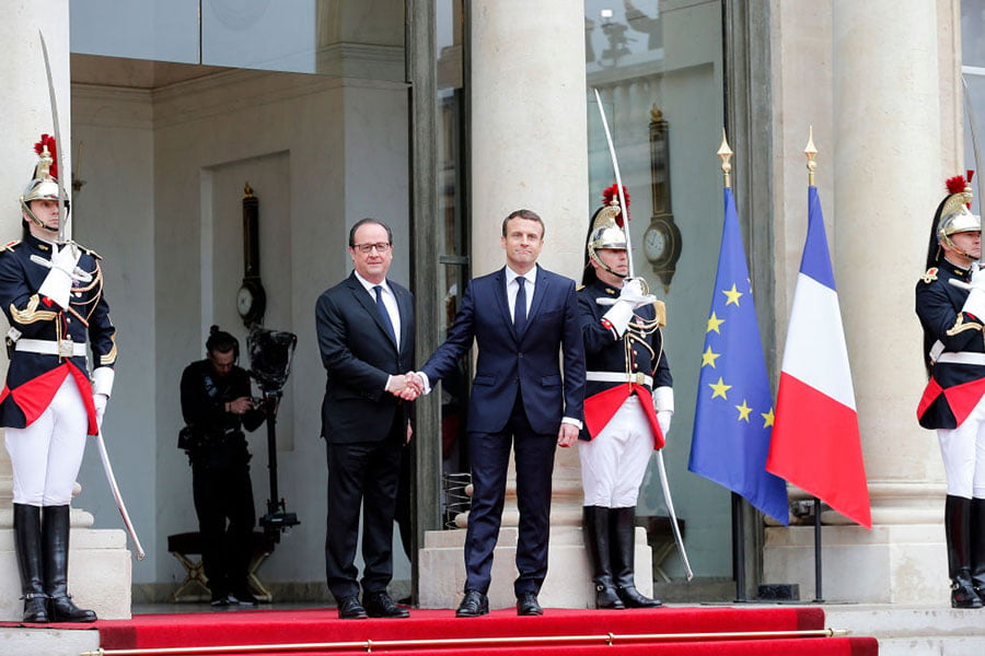 法國卸任總統奧朗德14日與新任總統馬克龍（右）舉行交接儀式。（Thierry Chesnot/Getty Images）