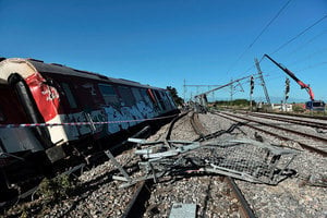 希臘列車出軌後撞民房 3死10傷