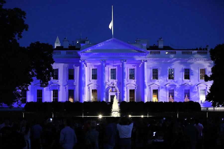 特朗普點亮藍色白宮 聲援美國執法界