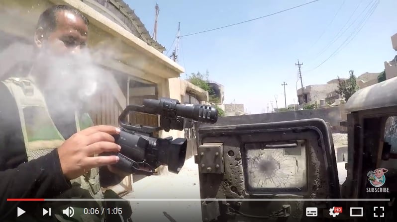伊拉克戰地記者阿瓦里（Ammar Alwaely）遭IS狙擊手襲擊，所幸他胸前的GoPro攝影機擋住子彈，否則後果不堪設想。圖為攝影機碎片揚起一片「白霧」。（視像擷圖）