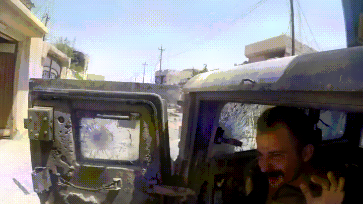 伊拉克戰地記者阿瓦里（Ammar Alwaely）遭IS狙擊手襲擊，所幸他胸前的GoPro攝影機擋住子彈，否則後果不堪設想。圖為攝影機碎片揚起一片「白霧」。（網絡圖片）