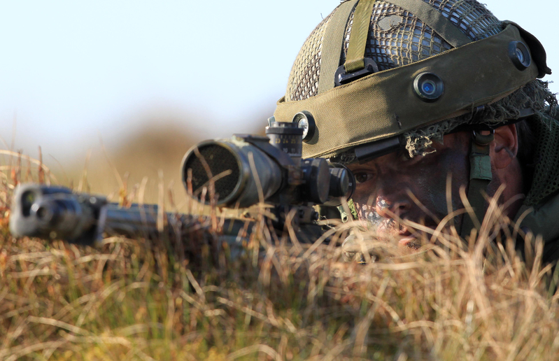 一名英國空軍特勤隊（SAS）狙擊手在伊拉克摩蘇爾使用狙擊步槍，一槍擊斃遠在1.5英里外的伊斯蘭國（IS）武裝份子。（PETER MUHLY/AFP）