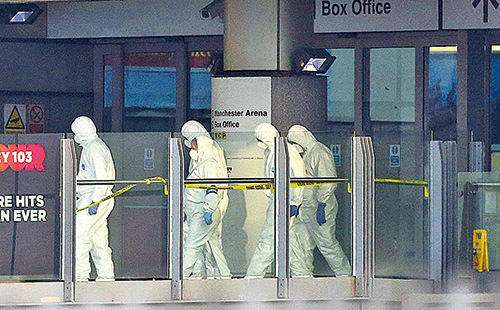 爆炸發生在體育館大廳靠近商品櫃檯，玻璃和金屬螺絲母散落一地。圖為警方人員在現場搜索。（Dave Thompson/Getty Images）