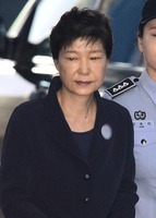 朴槿惠首次被公審 恰逢盧武鉉自殺日
