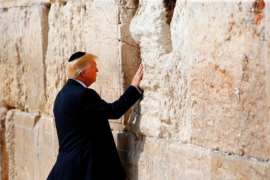 內塔尼亞胡感謝特朗普是第一位訪問西牆的美國在任總統。（RONEN ZVULUN/AFP/Getty Images）